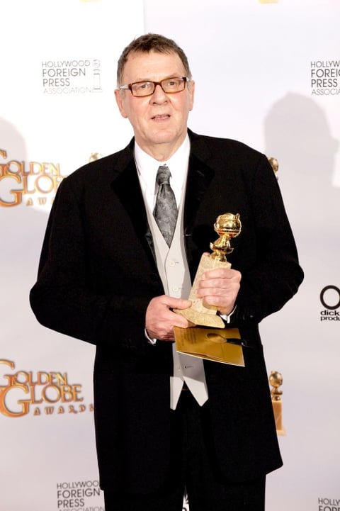 El actor estadounidense Tom Wilkinson posa tras recibir el premio a Mejor actor de reparto en serie, por su papel en John Adams.