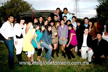 07012009
Paola Potisek Callejas festejó sus 15 años de edad acompañada de un grupo de amigos y familiares quienes asistieron a su convivio