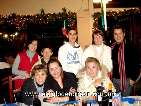 08012009
Pilar de León, Santiago Jimenez, Darío Jimenez, Marcela Aguilar, Paty Gutiérrez, Lili Vázquez e Irma Reyes, acompañado de su maestro de pintura Guillermo García en su posada de grupo