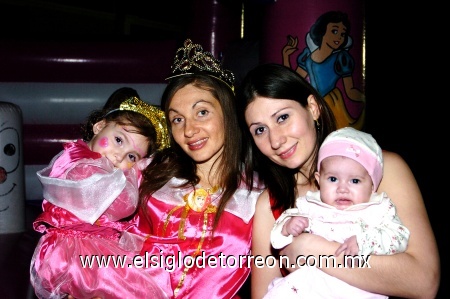 09012009
Luziana en la compañía de su mamá Karla Ortiz de Durán y de su tía Luz Elba Durán