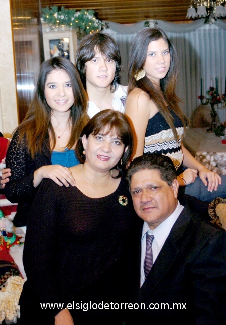 07012009
Antonio Gutiérrez Escajeda fue festejado en su cumpleaños por su esposa Sandra Luz Hernández de Gutiérrez y sus hijos