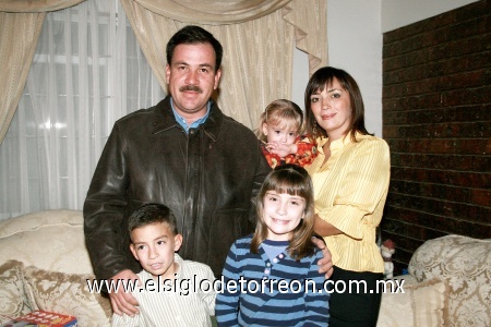 07012009
Francisco Lozaga Martínez y Meme de Lozaga con sus hijos Mary Sofi, Francisco y Fátima