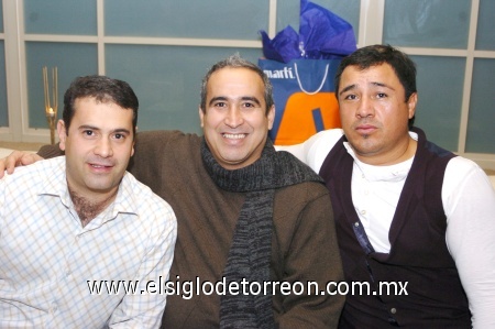 08012009
Carlos Barocio, Luis Noriega y Jesús Chávez en reciente festejo