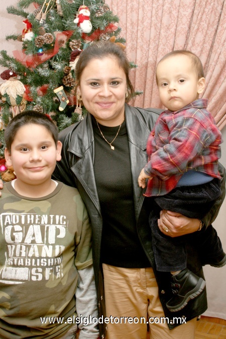 08012009
Olga Lilia Gómez de Cruz, José Antonio y Jesús Cobos Gómez