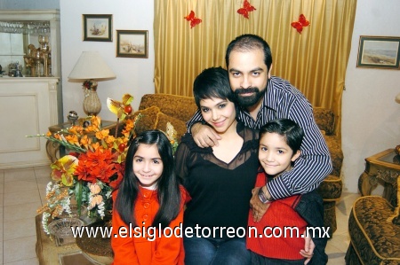 08012009
Ramón Castro y Yelile Dipp de Castro junto a sus hijos Yelile y Sebastián Castro Dipp