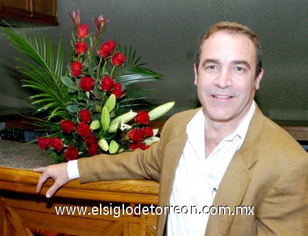 09012009
Efrén Soto fue festejado en su cumpleaños