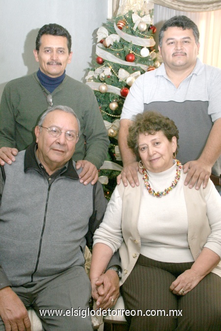10012009
Francisco Arámbula Morales acompañado en su cumpleaños de su esposa Lily Romero de Arámbula y sus hijos Simón y Francisco Arámbula Romero