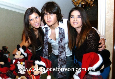 05012008
Sandra Yazmín, Antonio Adolfo y Estéfany Karime Gutiérrez Hernández.