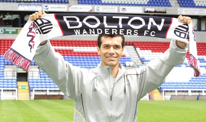 Jugó en el Bolton toda la temporada 2005-2006 y luego, al no tener actividad en el equipo de Sam Allardyce, comenzó su aventura en el fútbol árabe, en una transferencia millonaria.