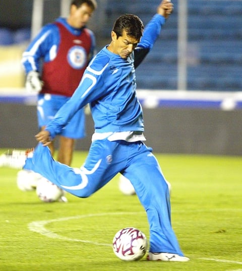 Con Cruz Azul no tuvo buen rendimiento, apenas 26 juegos y seis goles en dos torneos cortos.