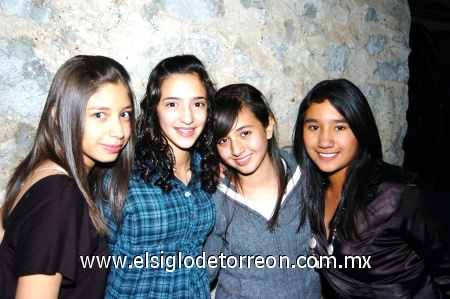 12012008
Zoar Estrada, Chio Sánchez, Ale Valdepeñas y Fer Serón.