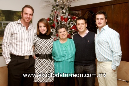 13012008
Alicia Cervantes de García con sus nietos Marina, Alberto, Alejandro y Daniel.