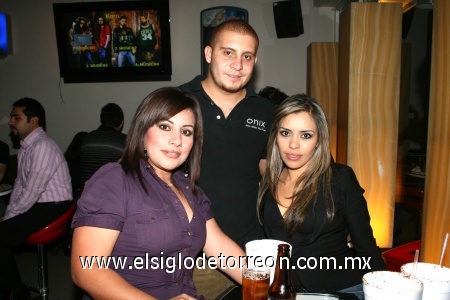 13012008
Brenda Solís, José Roberto González y María Eugenia Solís.