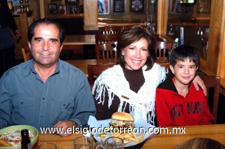 13012008
Mauricio, Gaby y David del Bosque.