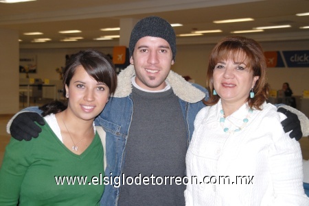 05012009
Cristina y Adelaida de Villa viajaron a Cancún y fueron despedidas por Gustavo de Villa.