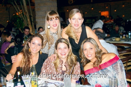 ¡Y llegó la noche!
Banely Marban, Melissa Tosta, Carolina Bravo, Ana Cristina Arroyave y Efena de Barrios