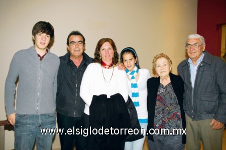 Francisco y Marcos Gallegos Hoyos, Mónica Hoyos de Gallegos, Mónica Gallegos Hoyos, Martha de Gallegos y Francisco Gallegos.