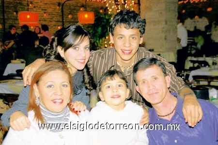 Vicente y Verónica Velázquez con sus hijos Veyra, Marijose y Cristhian.