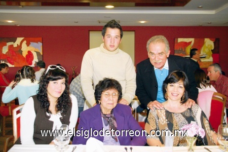 Leticia, Velia, Ingrid, Ernesto y Ernesto Sánchez Viesca.