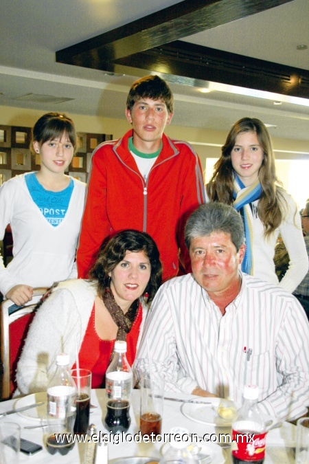 Guillermo Saldaña, Lorena Dávila de Saldaña con sus hijos Ana Lorena, Memo y Lrisa.