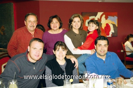 Jesús Manzanera acompañado por su familia.