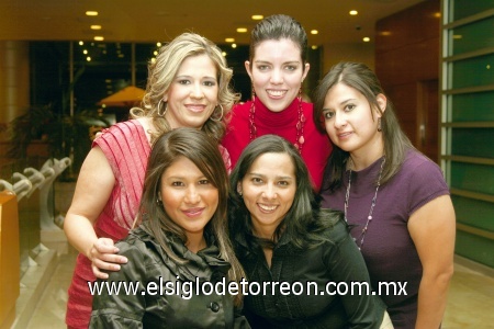 Ana Belkotosky, Verónica Ávila, Ale Montaña, Lupita Castañeda y Vrenda Martínez.