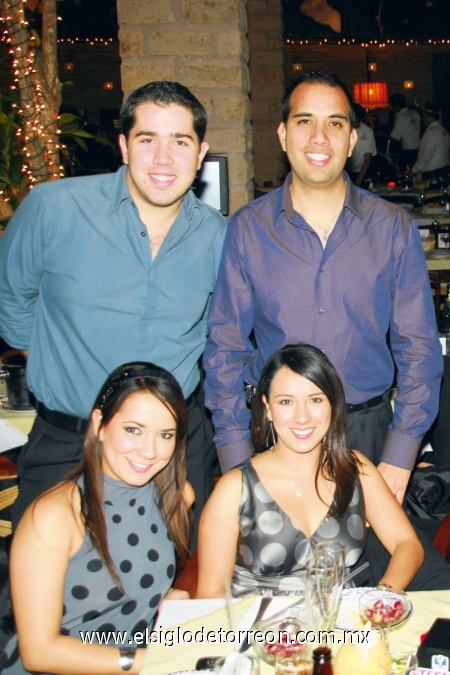 Ana Paola de la Garza y José Luis Mantecon, Carolina y Gustavo Canales.