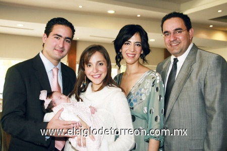 Es bautizada
Henrique Thielen, Natalia Gaitán, Maite Gaitán y Manolo González.