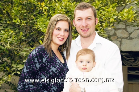 Juan Carlos Szymanski Acosta, Ana Cecilia Sánchez de Szymanski, Ana Victoria Szymanski Sánchez.