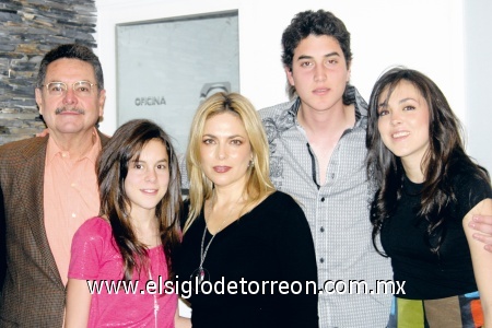 Jorge González e Irma González con sus hijos Andrea, Bárbara y Jorge Iván.