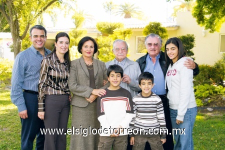 Hijos y nietos posaron con Don Braulio Fernández Aguirre.