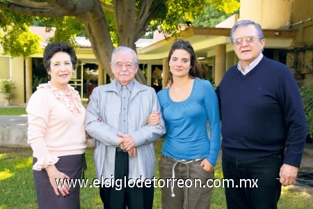Don Braulio junto a su hijo Héctor, su nuera y su nieta.