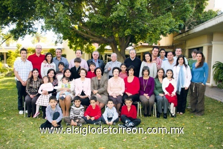 Reunión familiar
Don Braulio Fernández Aguirre en compañía de hijos, nueras, yernos y nietos.