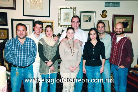 Otro año de recuerdos
Víctor Jara, Víctor y Alejandra Torres, José y Chary Montaña, Carlos y Lorena Braña y Adolfo Rodríguez.