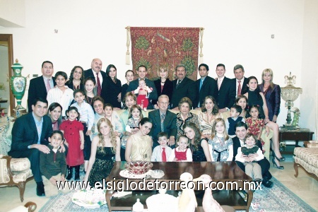 Celebran en familia 
Sergio Berlanga y Bertha Espinosa de Berlanga en compañía de sus hijos, nietos y bisnietos.