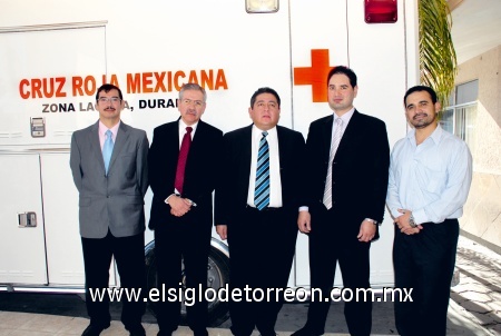 Una noble causa
Francisco Javier Dorantes Monsivais, Traumatólogo; Javier Palcios Saucedo, Terapia Intensiva; Edgardo López Mata, Cirujano Cardiovascular; Alberto Bazzoni Ruiz, Cardiólogo Intervencionista; Juan Manuel Díaz Frayre, Cardiólogo Pediatra.