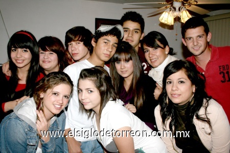 11012009
Felicitaciones recibió Hugo de parte de sus amigos. Ingrid, Vero, Mario, Chuy, Mary Sol, Pamela, Valery, Fátima, Pablo y Daniela.