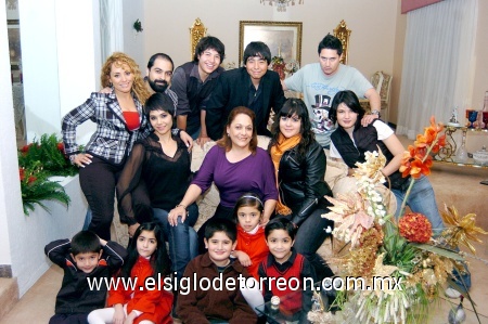 11012009
Mague Soto acompañada de sus hijos Yelile y Ruy Alfredo Dipp Soto, sus nietos Amin, Aholibama, Ana Lucía, Ruy Emilio, Miliany, Yelile y Sebastián, Marisol Cavelaris, Natalia Sánchez, Ramón Castro y Víctor García.