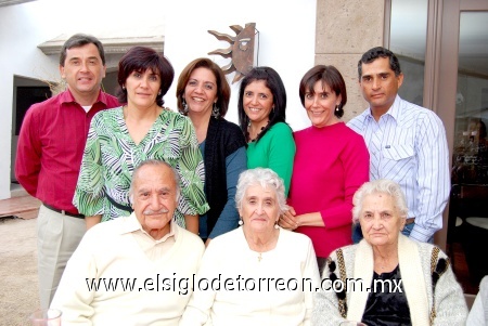 11012009
Un feliz cumpleaños disfrutó doña Irma Sepúlveda de Durán, la felicitaron su esposo Ignacio, hijos. Alejandro, Irma, Liliana, Patricia, Gabriela e Ignacio.