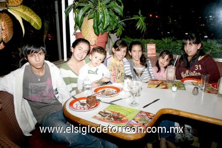 11012009
Fernando Cantú, Marcela Martínez, Ale Martínez, Aidé Cantú, Barby Martínez, Sofía Virgil y Fátima Virgil.