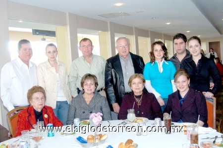 15012009
Alicia Zambrano de Villarreal, Elena de Villarreal, Martha de Cepeda, Martha Alarcón, Francisco Azuara, Elena y Pepo Villarreal, Hernán Cepeda, Carolina Villarreal, David Ogazón y Sofía Villarreal.
