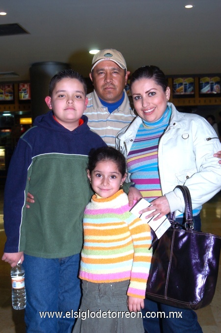 19012009
David, Samantha, Ruth y Mike Martínez Ramos.