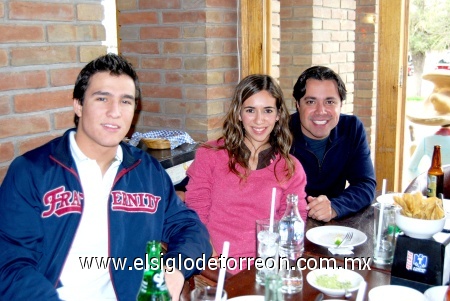 11012009
Arturo Chávez, Myriam Martínez y Óscar Rojas.