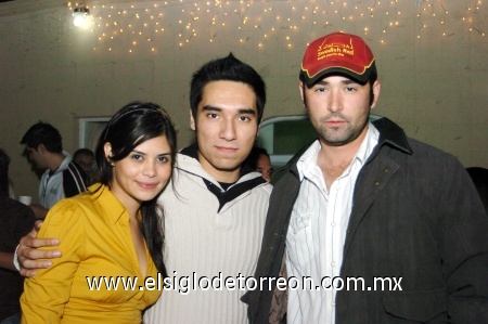 11012009
Priscila Mourey, Arturo Braña y Toño Calderón.