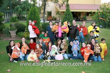11012009
Asistentes a divertida piñata realizada en casa de los señores Villalobos.