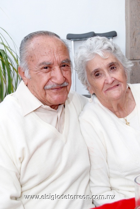 11012009
Festejaron el 80 aniversario de vida de doña Irma Sepúlveda de Durán, la acompaña su esposo don Ignacio Durán Chia.