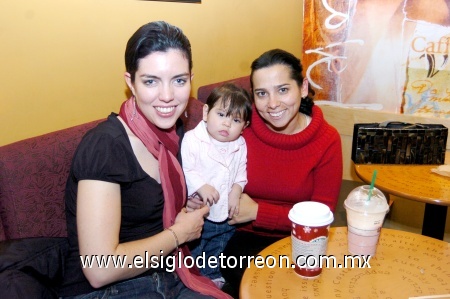 11012009
Ale Montaña, Regina de la Cruz y Brenda de De la Cruz.