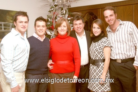 11012009
Alejandro y Marina García con sus hijos Marina, Alberto, Alejandro y Daniel.