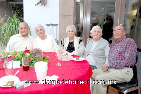 11012009
Contenta lució la señora Irma junto a su esposo Ignacio y sus hermanos Armando, Romelia y Julieta Sepúlveda Uribe.