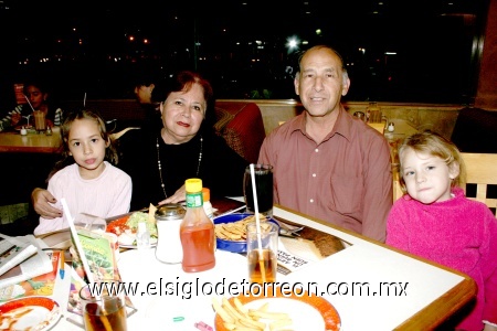 11012009
Luis Fernando González Achem y María Luisa de González Achem con sus nietas Naomi y Aranza González.